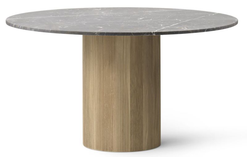 Vipp Cabin Tisch: Runder Esstisch mit hellen Eichenholz-Beinen und grauer Marmorplatte.